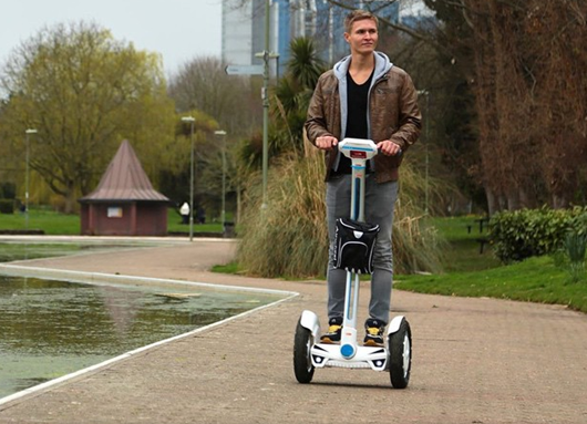 The Airwheel S3, as a twin-wheeled self-balancing electric scooter, is a convenient alternative to traditional transportation. It is featured with a wide standing platform and a control shaft, which greatly shortens the learning curve for riders.