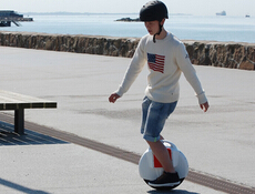 El nuevo Airwheel scooter autobalanceado X6 está destacado por su encanto de la música y atrae mucho a los consumidores.