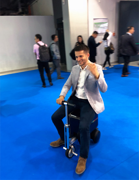 Airwheel E-luggage scooter